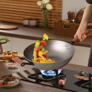 Lichtgewicht Gietijzeren Wok Traditionele Wok Pan Non-Stick Met Glazen Kap