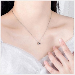 Collana con Proiezione Personalizzata Foto Lacrime d'Angelo Ciondolo Rotondo in Acciaio Inossidabile Gioielli <span class=keywords><strong>Personalizzati</strong></span> con Immagini Regalo <span class=keywords><strong>per</strong></span> <span class=keywords><strong>Lei</strong></span> - Product Image 3