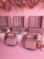 Ensemble de station de pédicure rose de luxe avec fauteuil à dossier haut, fauteuil de spa pour les pieds, fauteuil de manucure et pédicure pour salon de beauté des ongles