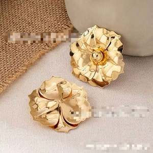 Pendientes Largos Bohemios Dorados de Moda, Novedad 2024, Venta al por Mayor, Textura Metálica Retro, Geométricos, Chapados en Rodio, con Forma de Flor, para Regalo - Product Image 3