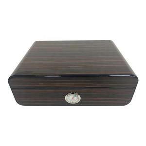 Humidor à cigares en bois laqué brillant de haute qualité, personnalisé, avec hygromètre, pour homme, idéal pour un cadeau - Product Image 1