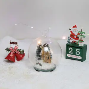 เรซินซานตาคลอสกวางตุ๊กตาแก้วแขวนลูกบอลตกแต่งของขวัญคริสต์มาสเครื่องประดับด้วยไฟ LED เปลี่ยนสี