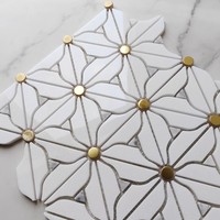 Mosaïque de carreaux en marbre blanc doré à motif floral en gros