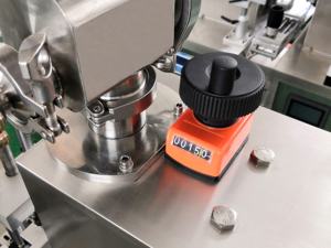 Macchina per il riempimento di tubi di plastica ad ultrasuoni per sigillante per tubo cosmetico - Product Image 4