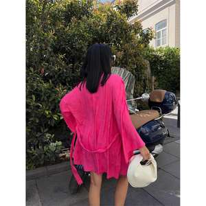 Conjunto Deportivo Corto para Mujer Jacquard, Color Fucsia, 2 Piezas, Kimono y Pantalones Cortos por Encima de la Rodilla, Tallas XS a 2XL, MOQ 2 Piezas - Product Image 2