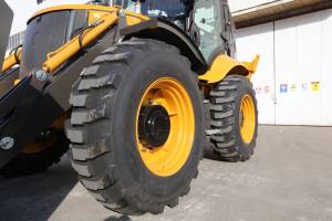 Équipé d'une boîte d'essieux XC, d'une flèche et d'un bras d'excavatrice de type JCB, et d'une structure de châssis monobloc avec usinage post-soudage. - Product Image 4