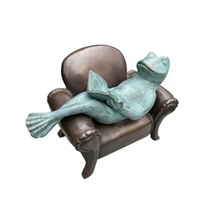 Sculpture décorative de grenouille relaxante sur canapé, vert patine antique, faite à la main, designs personnalisables, prix d'usine - Product Image 1
