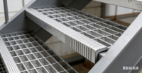Vente directe d'usine de grilles en acier galvanisé à chaud avec clips d'installation disponibles.