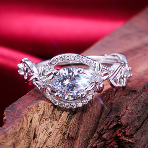 Elegante Anello da Donna con Fiore Traforato, Anello Floreale Semplice alla Moda, Accessorio per Mani da Indossare Quotidianamente - Product Image 1