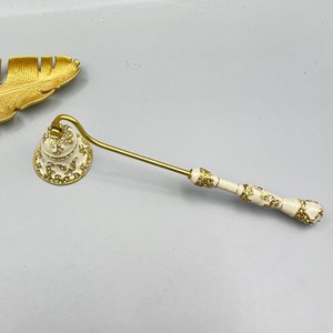 Extincteur de bougie Judaica de luxe orné de cristaux, élégant extincteur de bougie en or rose pour les célébrations juives - Product Image 2