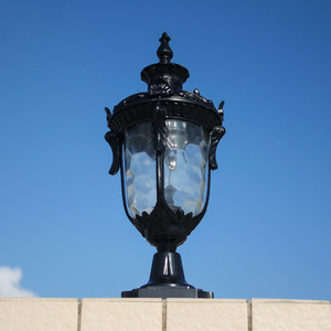 Luz LED impermeable de estilo europeo clásico para exteriores, farola antigua y postes de aluminio para jardín - Product Image 1