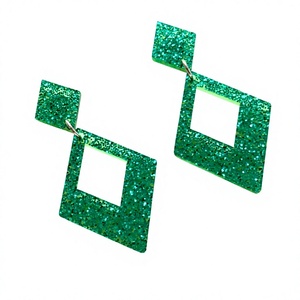 Boucles d'oreilles créoles fantaisie géométriques en résine, vertes scintillantes, en acrylique, bijoux tendance plaqués argent avec strass en cristal pour femme - Product Image 1
