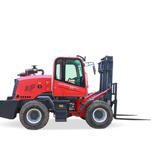 Carrello Elevatore Compatto da 3,5 Tonnellate per Fuoristrada e Terreni Accidentati con Cabina Chiusa e Forche per Trasporto Transversale - Product Image 1