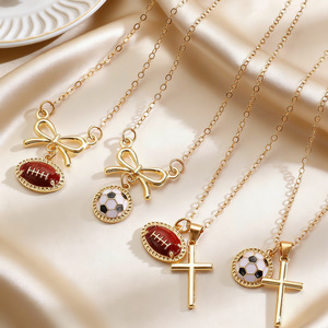 Collier chaîne à maillons en alliage plaqué or style sportif avec pendentif ballon <span class=keywords><strong>de</strong></span> football et <span class=keywords><strong>joueur</strong></span> <span class=keywords><strong>de</strong></span> football en zircon, design tendance - Product Image 1