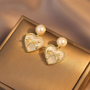 Pendientes de moda coreana al por mayor, pendientes colgantes de corazón en blanco y negro, pendientes de lazo con diamantes - Product Image 2