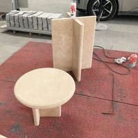 Table basse ronde moderne en travertin beige, table d'appoint en pierre naturelle avec base croisée pour la décoration du salon
