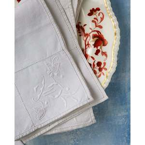 Juego de 5 Servilletas de Lino Francés Bordadas a Mano Mirellas, Elegantes para Cócteles y Cenas - Product Image 3