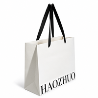 Sac cadeau en papier cartonné blanc de luxe avec logo personnalisé et poignées en tissu pour boutique de détail, emballage de produits de luxe léger