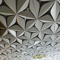Panneau de plafond suspendu en aluminium 3D moderne, design triangulaire avec éclairage LED, décoration intérieure pour hôtel, centre commercial, aéroport