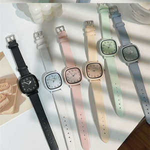 Montre à quartz carrée de style universitaire, bracelet en cuir coloré bonbon pour étudiants, boîtier en alliage, cadran de 32 mm, verre numérique - Product Image 2