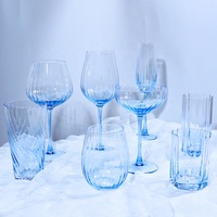 Vente en gros de gobelets en verre avec logo personnalisable Verre à vin en cristal de luxe Fête à domicile Coupe à vin en verre à rayures verticales