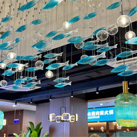 Lustre suspendu moderne en forme de poisson bleu, design unique pour hall d'hôtel à plafonds hauts