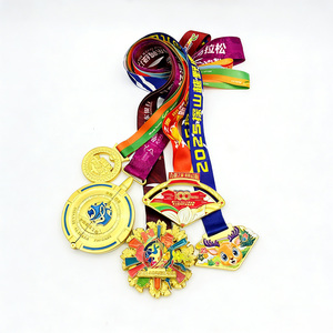 Médaille de finisseur personnalisée pour le marathon du fleuve <span class=keywords><strong>Yalu</strong></span> de Dandong, en alliage de zinc plaqué or avec design de pétales creux - Product Image 6