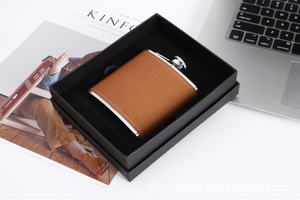 Confezione regalo personalizzata con tasca per liquore in acciaio inossidabile da 6 once 7 once 8 once set regalo con fiaschetta in pelle marrone con imbuto e 2 bicchierini - Product Image 3