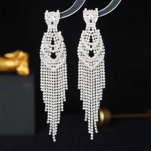 Pendientes de Aro Huggie Europeos Americanos de Lujo con Diamantes Completos, Nuevos, Elegantes y de Alta Gama, Joyería Nupcial de Perlas, Aro de Oro para Mujer, Hechos a la Moda - Product Image 5
