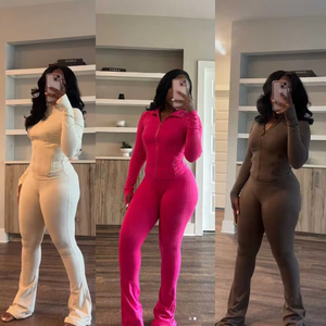 Set Sportivo Personalizzato con Logo Ricamato, Giacca con Cerniera Dorata e Pantaloni a Zampa, Abbigliamento da Palestra per Donna, Set Yoga in 2 Pezzi - Product Image 6