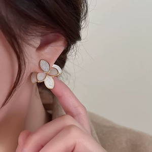 Boucles d'oreilles tendance pour femmes, plaquées or, en alliage, motif feuille et fleur, cadeau pour femmes - Product Image 3