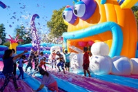 Aire de jeux gonflable sur le thème de l'océan avec toboggan pieuvre et zone de fête en mousse pour enfants