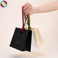 Sacs shopping en papier ivoire personnalisés avec votre propre logo, rubans imprimés noirs, poignées, emballages cadeaux de luxe pour boutiques de détail