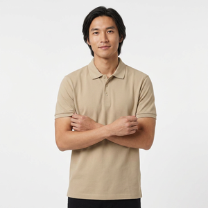 เสื้อโปโลผู้ชายสีเบจ แขนสั้น ผ้าฝ้ายปิเก้ ระบายอากาศได้ดี สวมใส่สบาย สีพื้น ทรงปกติ - Product Image 1