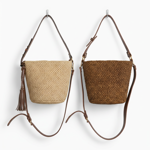 Sac à bandoulière léger en paille tressée style bohème avec fermeture éclair, pompon en cuir et sangle réglable pour usage quotidien et plage - Product Image 1