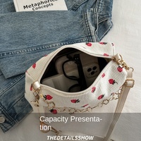 Sac à bandoulière imprimé fraises avec fermeture éclair, doublure en polyester, forme cartable pour femme, idéal pour les voyages