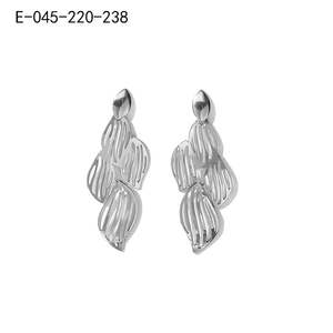 Boucles d'oreilles pendantes tendance en acier inoxydable 316L plaqué or PVD, durables et résistantes E-045-220-238 - Product Image 1