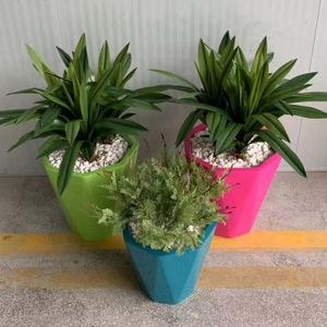 Macetas creativas de fibra de vidrio con forma irregular para uso decorativo en centros comerciales. - Product Image 2
