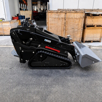 Mini-chargeuse sur chenilles V1000, charge utile 1300 kg, chenilles en caoutchouc 230x72x45, hydraulique 18 MPa, machine compacte à direction par déplacement.