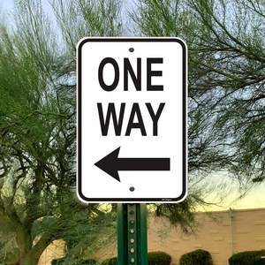 Ensemble de panneaux de signalisation de circulation unidirectionnelle conformes à la MUTCD - Panneaux réfléchissants unidirectionnels/à rondins pour les routes américaines - Product Image 6