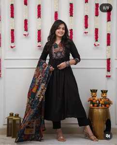 Kurta de Algodón Negro para Mujer con Estampado Digital/Grabado y Dupatta Colorida, Tradicional, Corte Regular, Largo hasta la Rodilla, para Fiesta o Uso Casual, India - Product Image 1