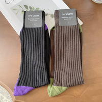 Gerippte Baumwoll-Herrensocken für Formelle Anlässe mit Kontrastfarbener Lila Spitze, Handgenähter Naht, Atmungsaktiv, Wadenlang, Elegante Business-Anzugsocken