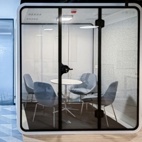 Cabine téléphonique insonorisée moderne avec structure en aluminium et design modulaire pour usage professionnel