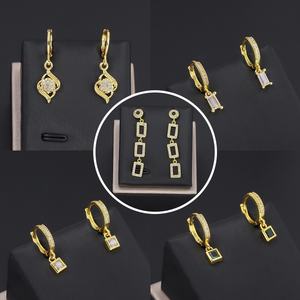 Boucles d'oreilles créoles en laiton plaqué or 24 carats avec zircon, design goutte tendance, géométriques classiques, vente en gros usine Jxx pour femmes - Product Image 1