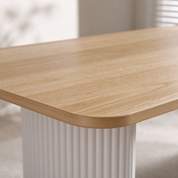 Table à manger rectangulaire minimaliste moderne avec base en piédestal blanc cannelé et plateau en bois grainé, table créative pour l'ameublement de la maison