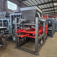 Machine à mouler les briques creuses à haute efficacité pour chantier de construction, machine à fabriquer des blocs creux en béton QT4-15 en promotion