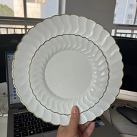 Assiettes en plastique rondes réutilisables personnalisables, couleur ivoire, avec bordure florale dorée, design élégant pour fêtes et mariages