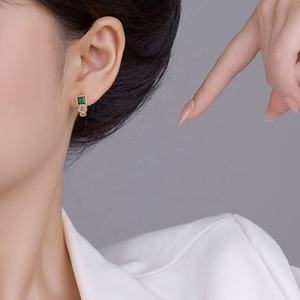 Boucles d'oreilles en forme de C de style rétro européen américain plaquées or 18 carats Micro zircon incrusté Clous géométriques - pour cadeau - Product Image 5