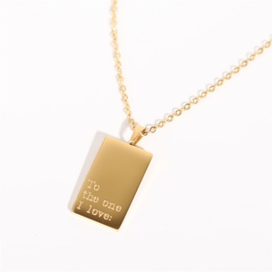 Pendentif rectangulaire tendance en acier inoxydable plaqué or 18 carats, poli miroir, avec gravure inspirante - Product Image 5