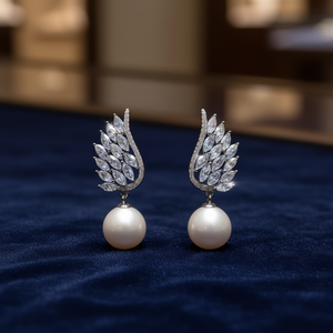 Orecchini Pendenti di Lusso a Forma di Ali in Argento 925 Placcato Rodio con Cristalli, Strass e Perle, Gioielli da Sposa per Donne - Product Image 2